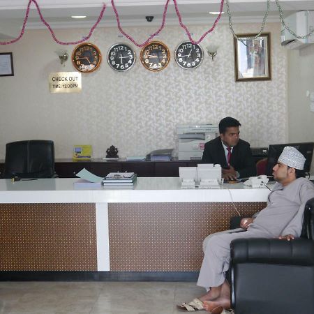 Plaza Hotel Muskat Bagian luar foto