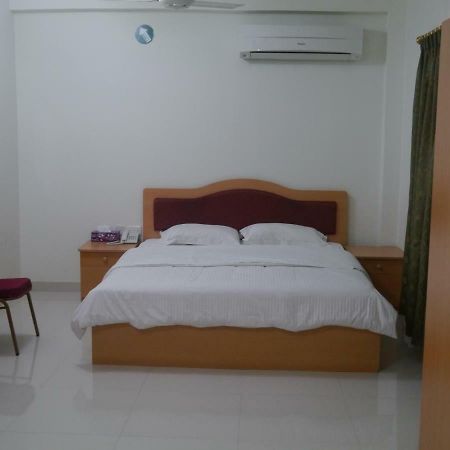 Plaza Hotel Muskat Bagian luar foto
