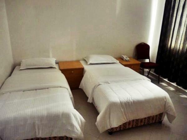 Plaza Hotel Muskat Bagian luar foto