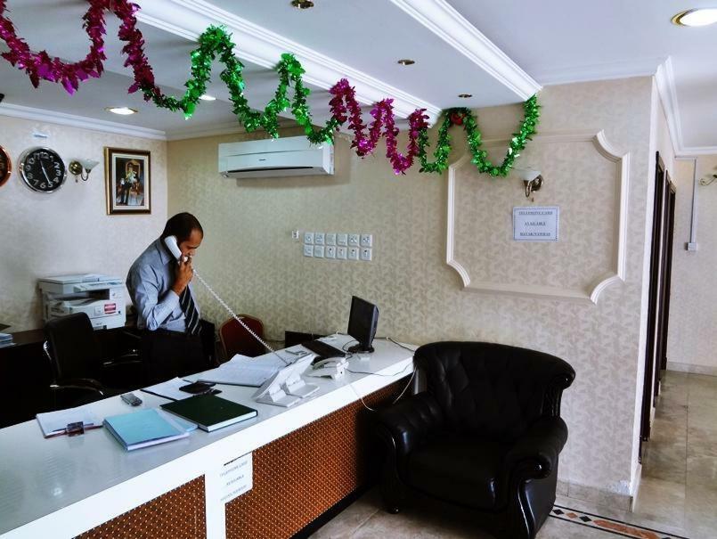 Plaza Hotel Muskat Bagian luar foto