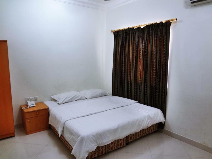 Plaza Hotel Muskat Bagian luar foto