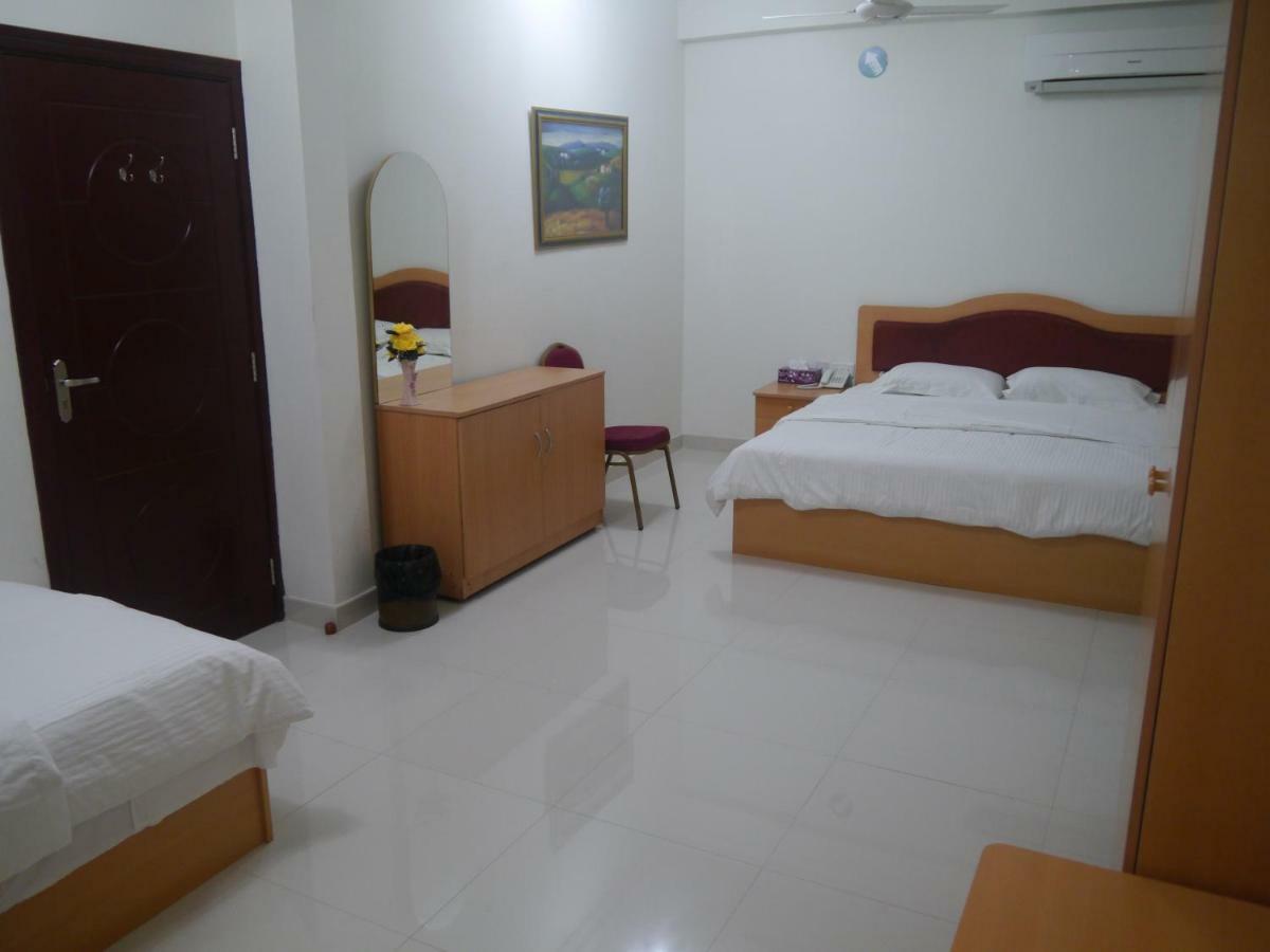 Plaza Hotel Muskat Bagian luar foto
