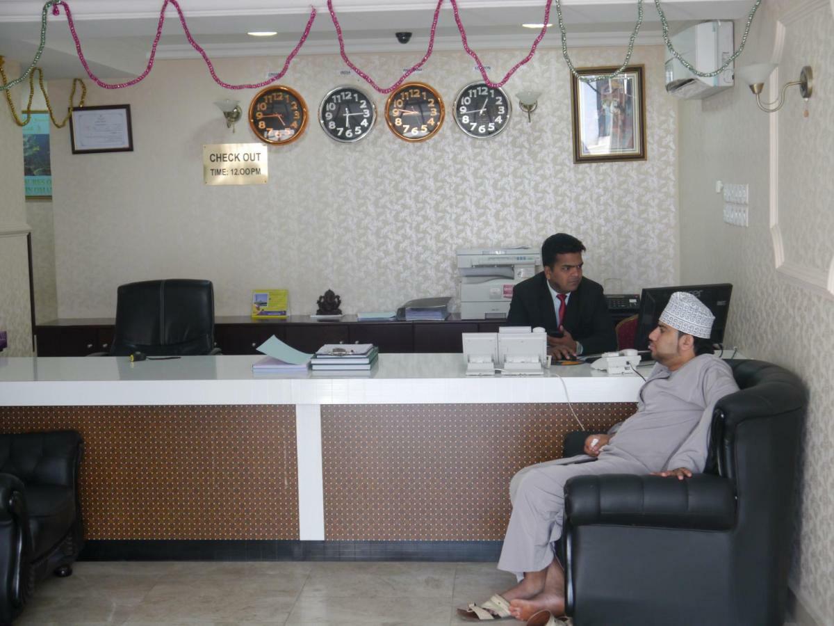 Plaza Hotel Muskat Bagian luar foto