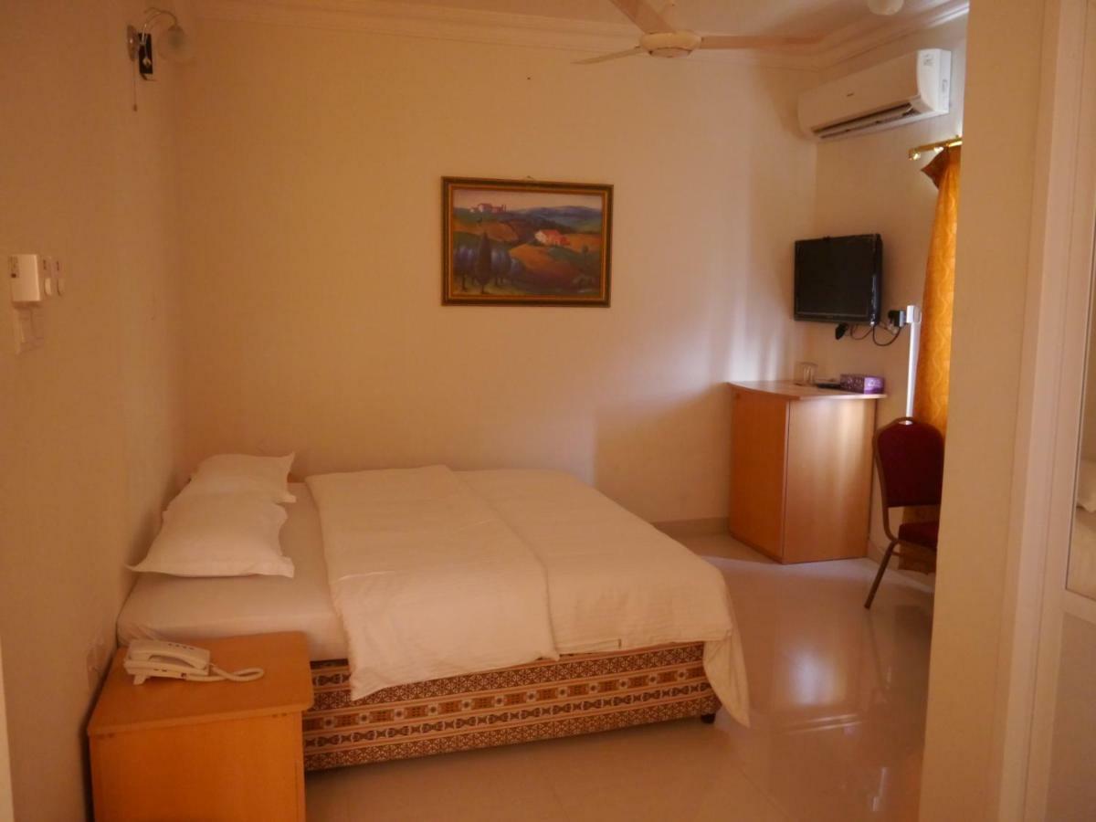 Plaza Hotel Muskat Bagian luar foto