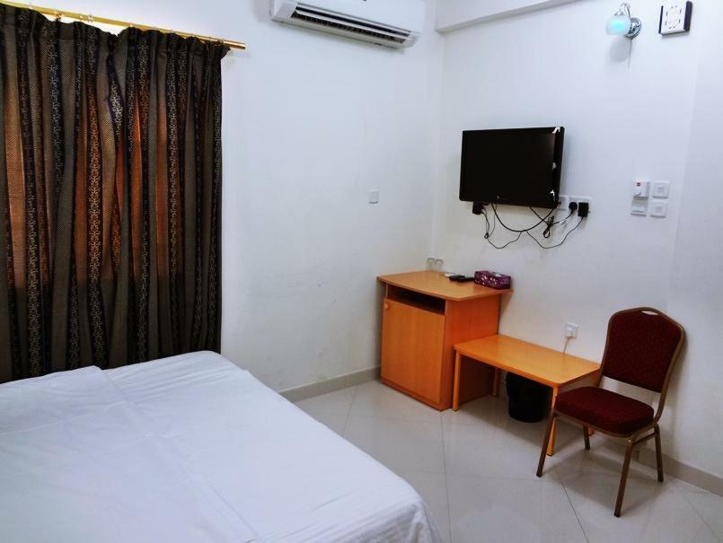 Plaza Hotel Muskat Bagian luar foto