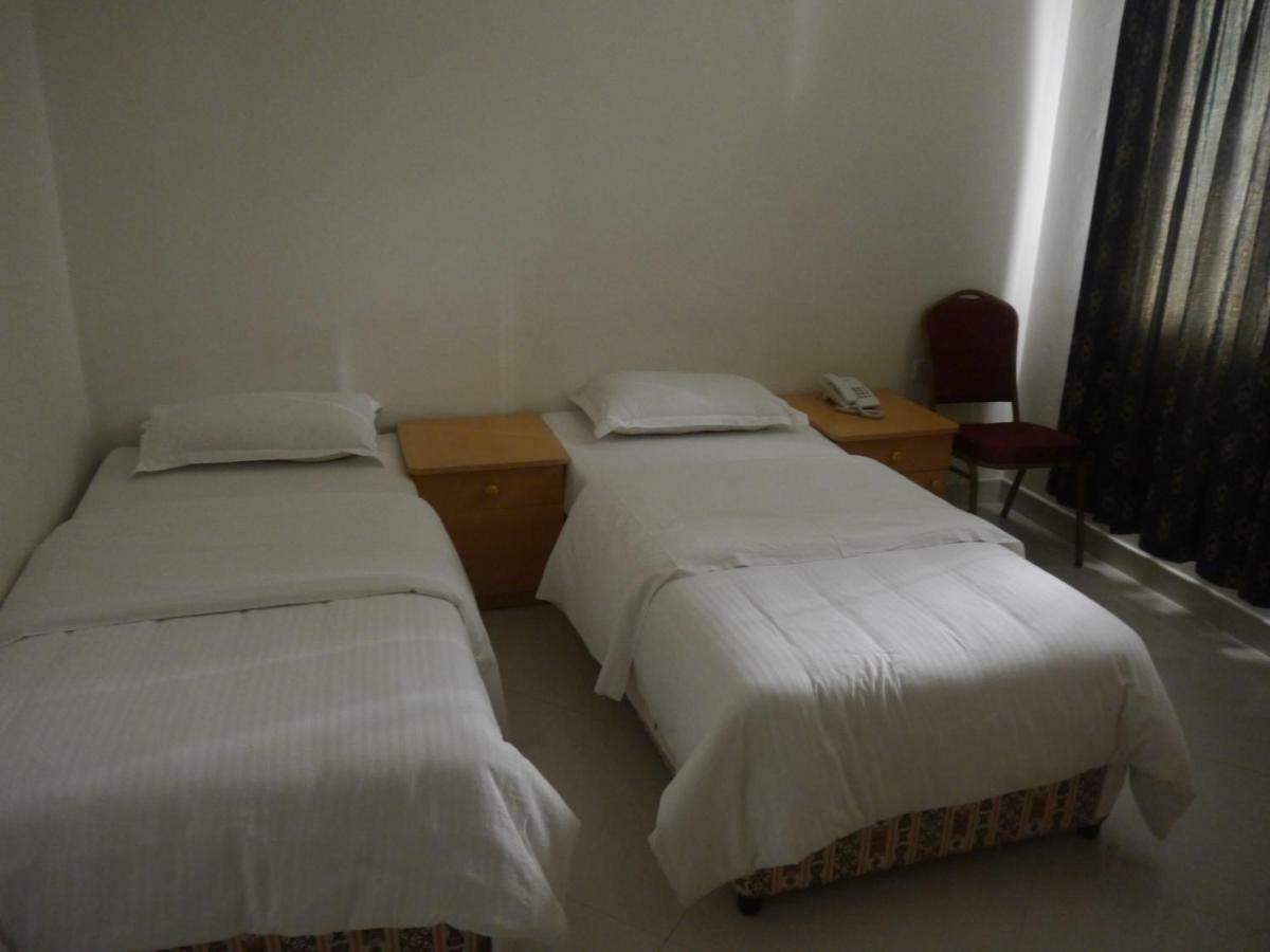 Plaza Hotel Muskat Bagian luar foto